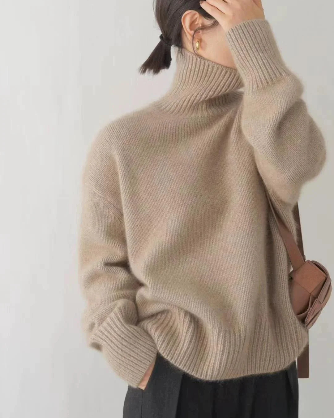 Jesie-London Amelia women's oversized turtleneck sweater in casual knit, shown in a cozy, relaxed fit.