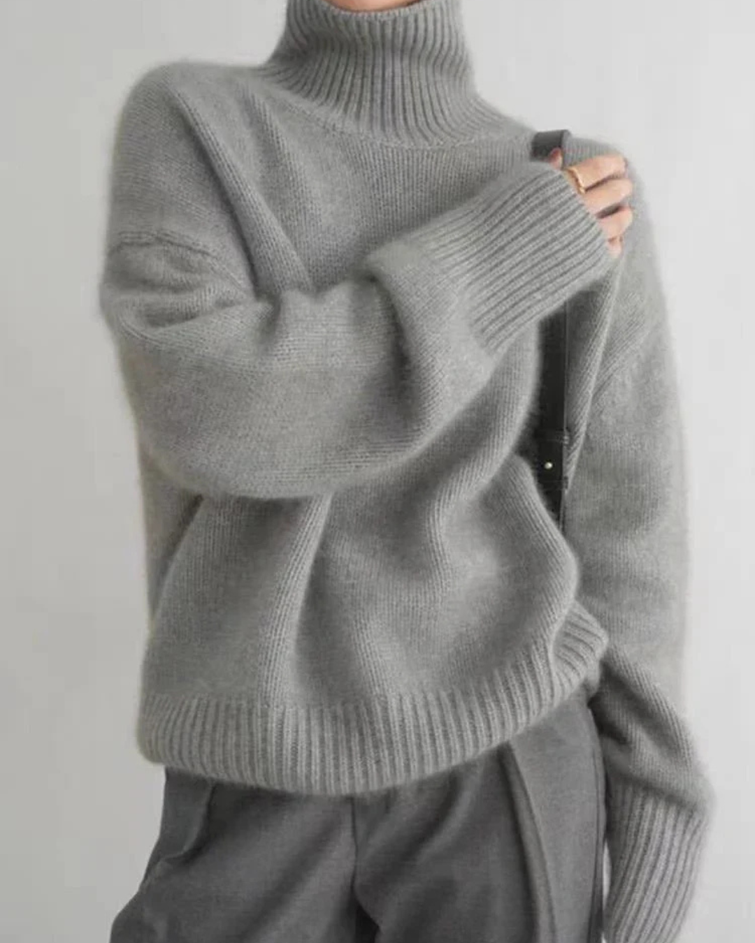 Jesie-London Amelia women's oversized turtleneck sweater in cozy knit, casual style, featuring a relaxed fit and ribbed neckline.