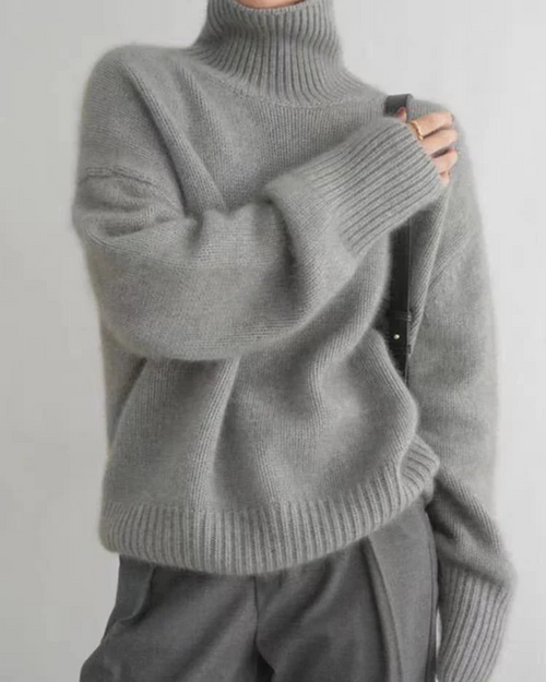 Jesie-London Amelia women's oversized turtleneck sweater in cozy knit, casual style, featuring a relaxed fit and ribbed neckline.