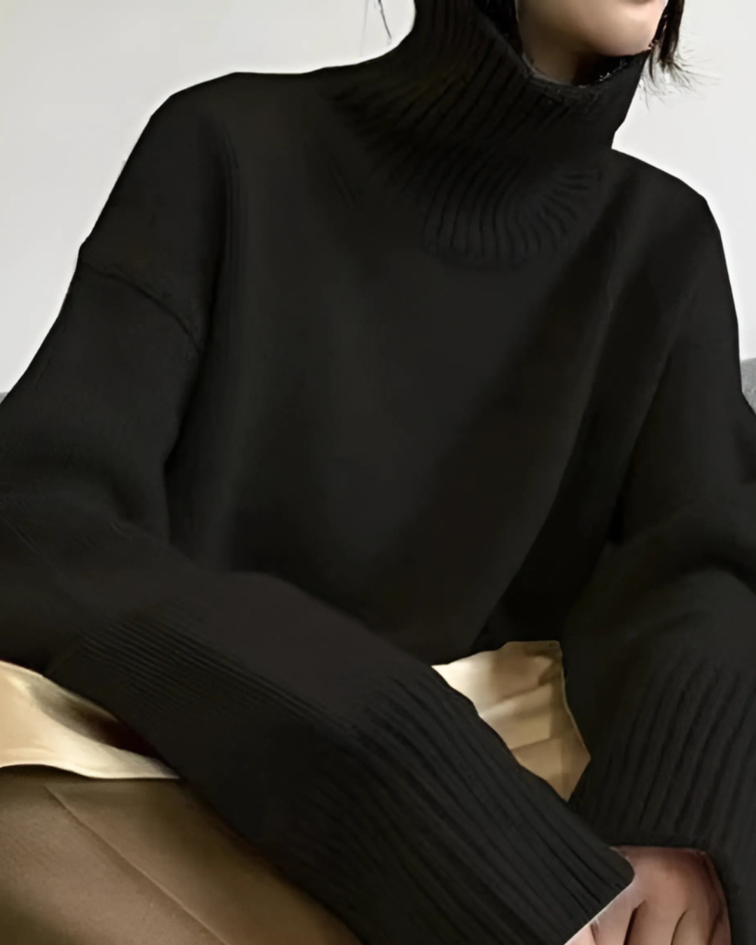 Jesie-London Amelia women’s oversized turtleneck sweater in casual knit, showing a cozy, relaxed fit in a neutral color.