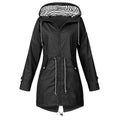Jesie-London Sophia women's modern rain jacket in relaxed fit, waterproof fabric, with hood and zip closure, suitable for rainy days.