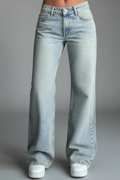 Jesie-London Isabella women's casual low-waist straight-leg denim jeans with button fastening, shown on a model.