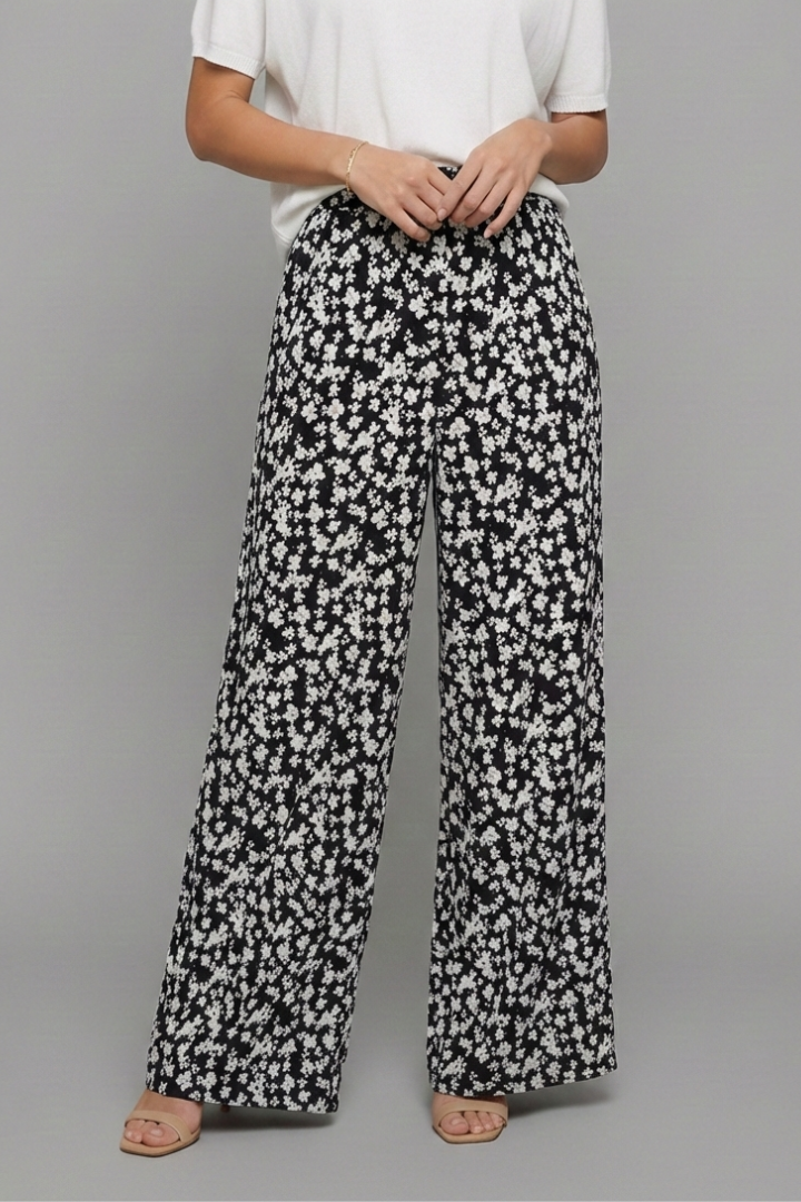 Women’s casual palazzo trousers with floral print and wide-leg design by Jesie-London, shown in a relaxed fit and stylish pattern.