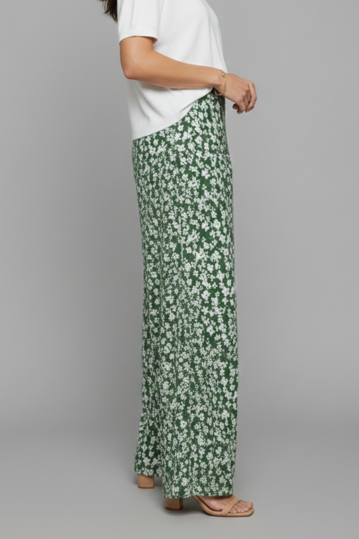 Women’s casual palazzo trousers with floral print and wide-leg style by Jesie-London, shown in a relaxed fit and vibrant pattern.