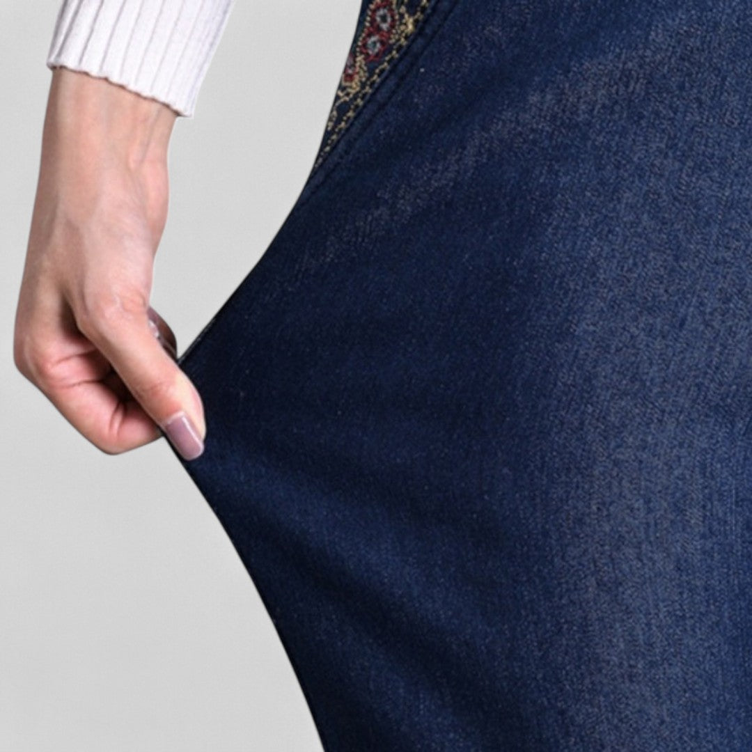 Women’s Jesie-London Beatrice stretch jeans with side pockets and elastic waistband, shown on a model.