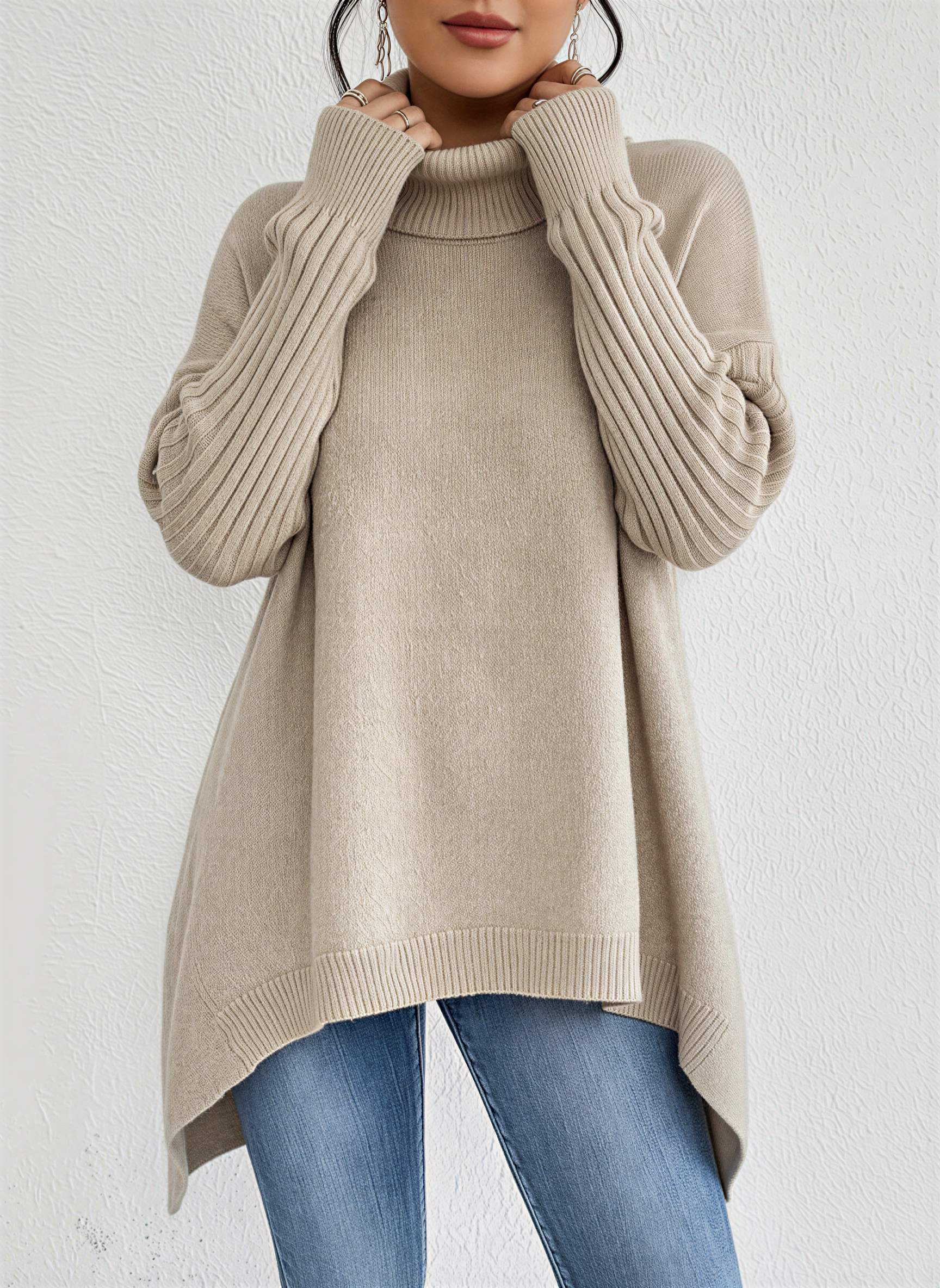 Women’s oversized turtleneck sweater with front pocket by Jesie-London, featuring a cozy, stylish design in a soft knit fabric.