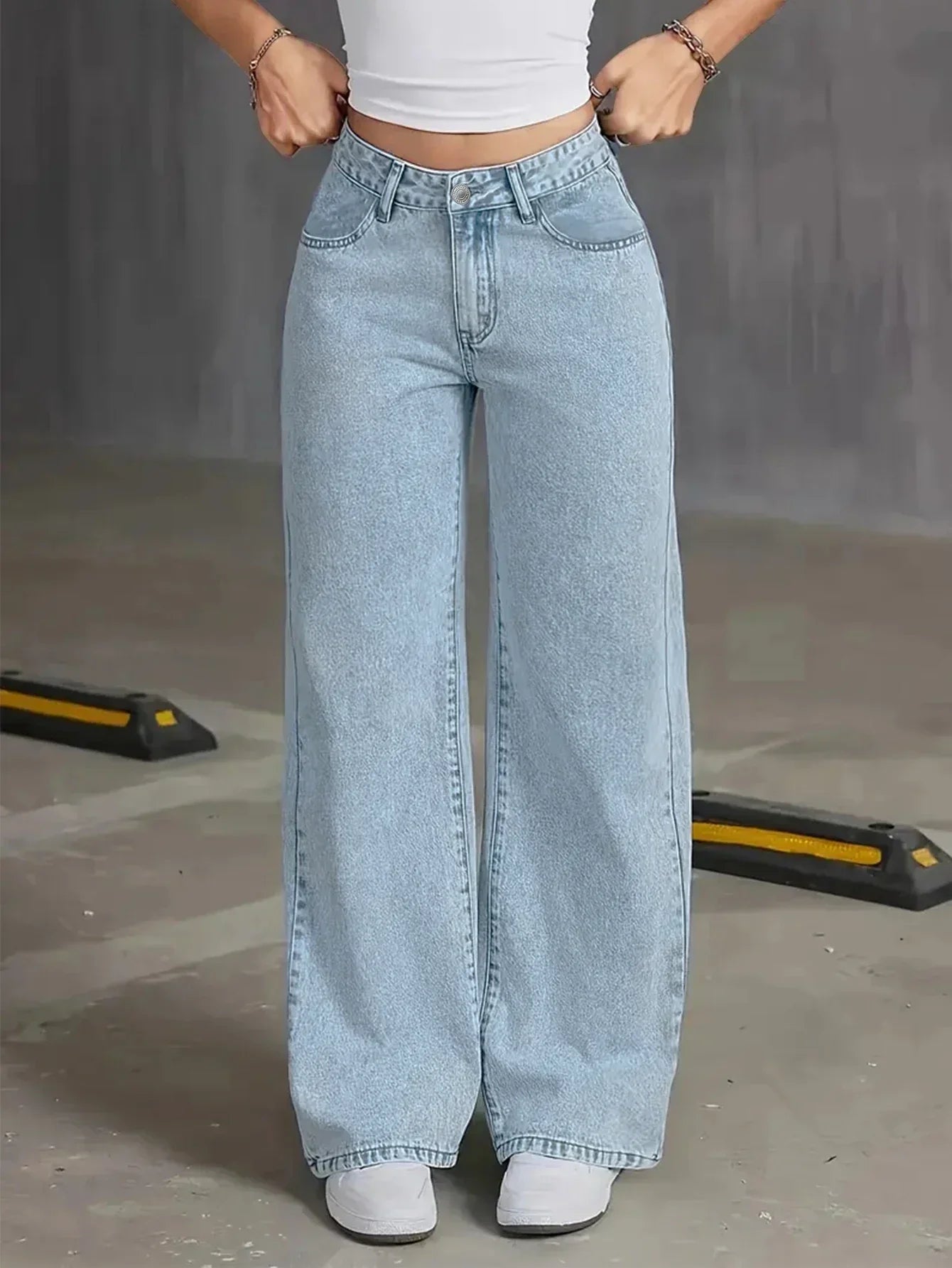 Light wash high-waisted wide-leg denim jeans for women by Jesie-London, showcasing a relaxed fit and stylish silhouette.