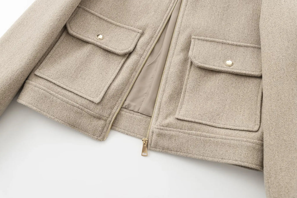 Jesie-London Georgia women's cropped zip-up bomber jacket, short front with a stylish design and front zipper closure.